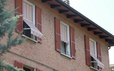 Tenda a Caduta Verticale c/guide laterali e braccetti a sporgere
